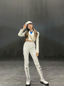 Niziu(ニジュー)マコ私服や衣装でいつもズボンなのはなぜ？怪我してる説も？